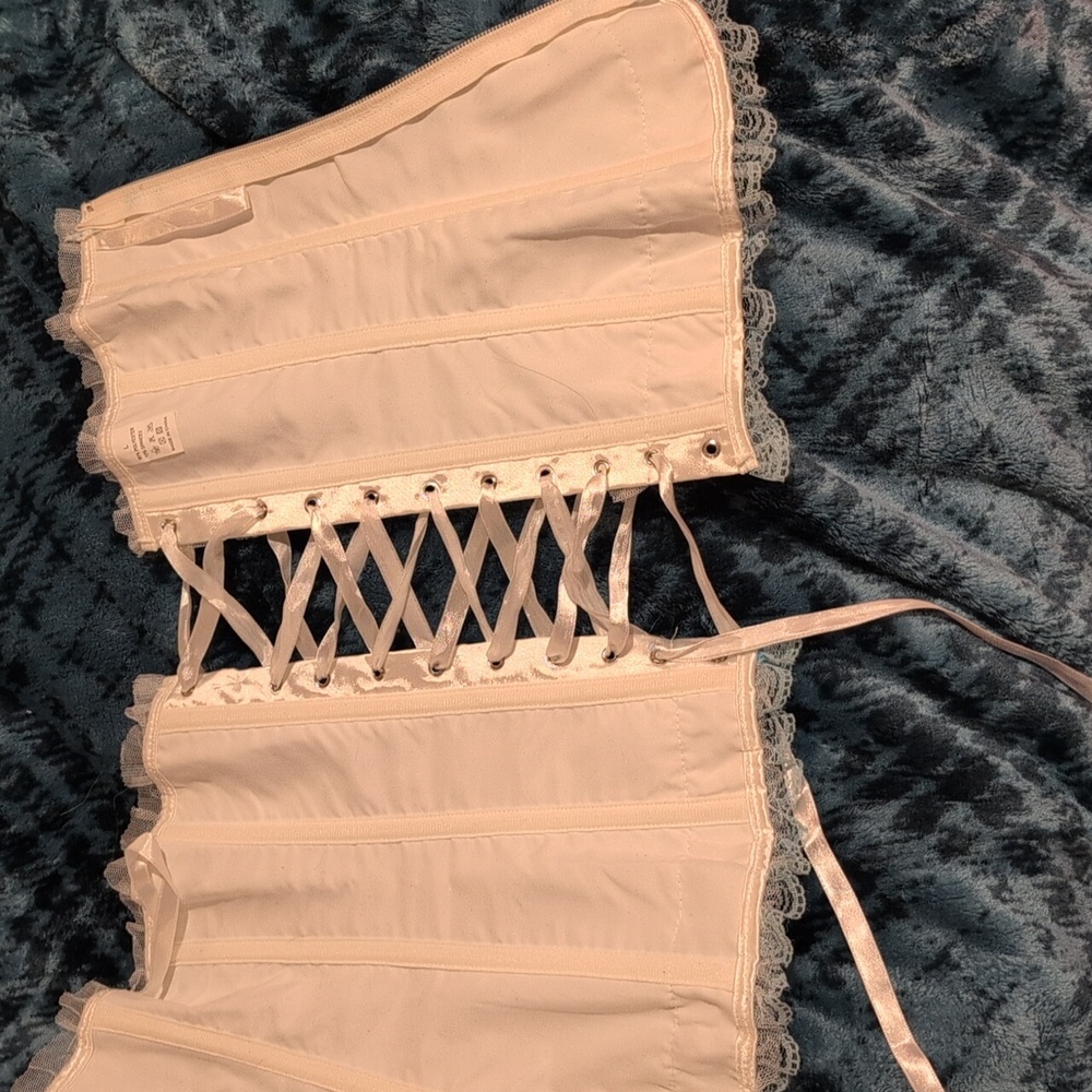 Corset - Picture 3 of 6